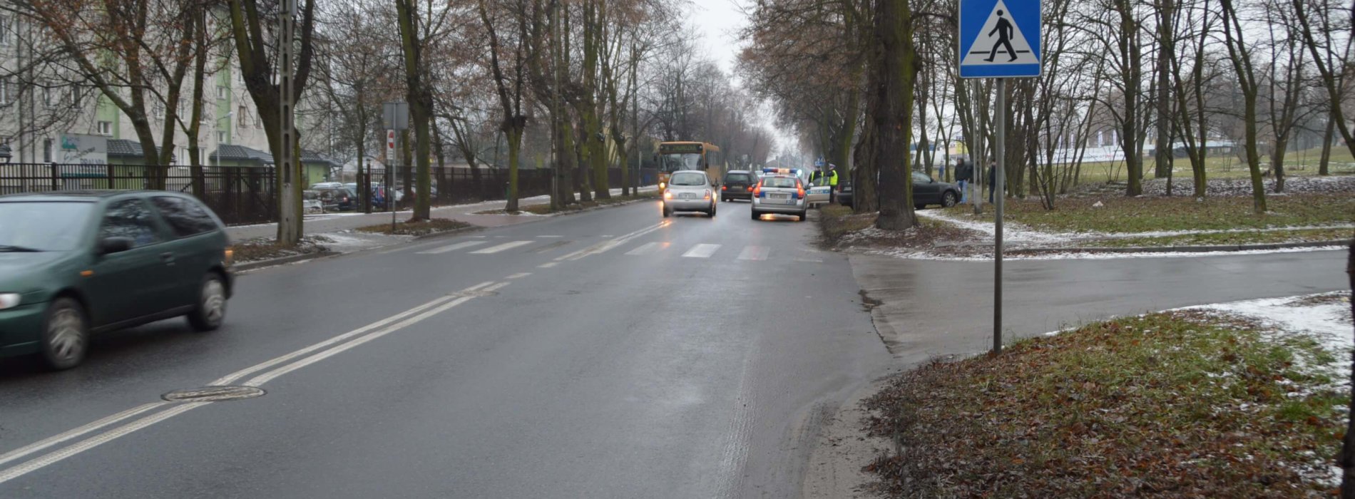 WYPADEK DROGOWY NA PRZEJŚCIU DLA PIESZYCH. POLICJA APELUJE O OSTROŻNOŚĆ