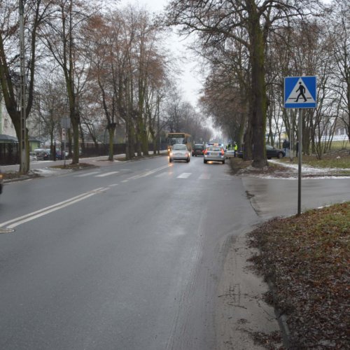 WYPADEK DROGOWY NA PRZEJŚCIU DLA PIESZYCH. POLICJA APELUJE O OSTROŻNOŚĆ