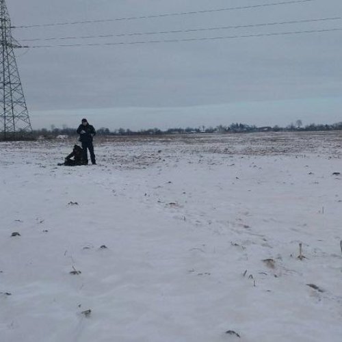 DZIELNICOWI POMOGLI MĘŻCZYŹNIE, KTÓRY W ODLUDNYM MIEJSCU ZŁAMAŁ NOGĘ