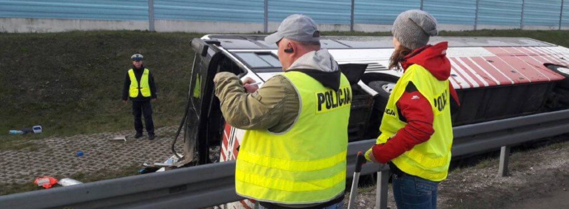 WYPADEK AUTOKARU NA AUTOSTRADZIE A2