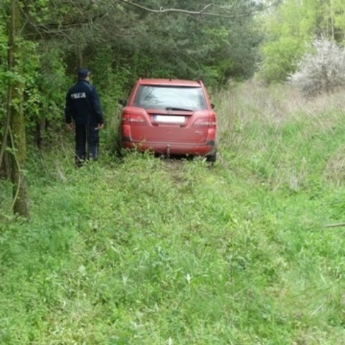 POLICJANCI PO POŚCIGU ZATRZYMALI SPRAWCĘ KRADZIEŻY POJAZDU