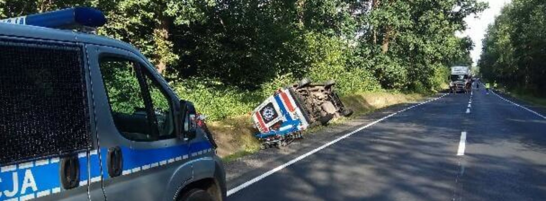 WYPADEK DROGOWY Z UDZIAŁEM KARETKI POGOTOWIA RATUNKOWEGO