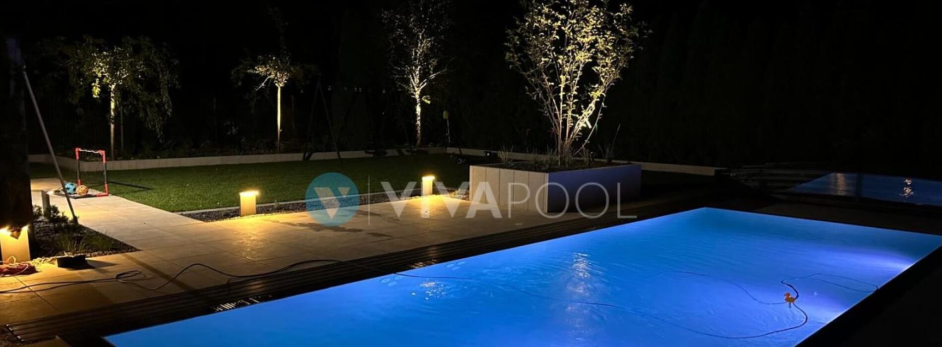 Jak zaplanować oświetlenie basenu, aby stworzyć efektowną i bezpieczną strefę relaksu?